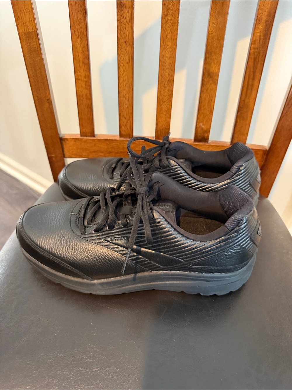 NWOB Women’s Brooks Addiction Walker Sneakers - Picture 5 of 10